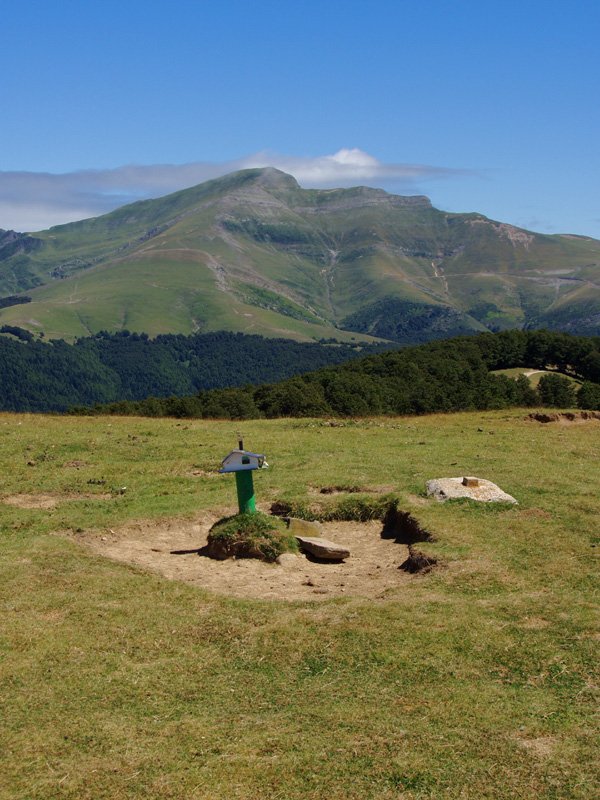 Ekialdeko Abodiko txartelontzia eta Orhi