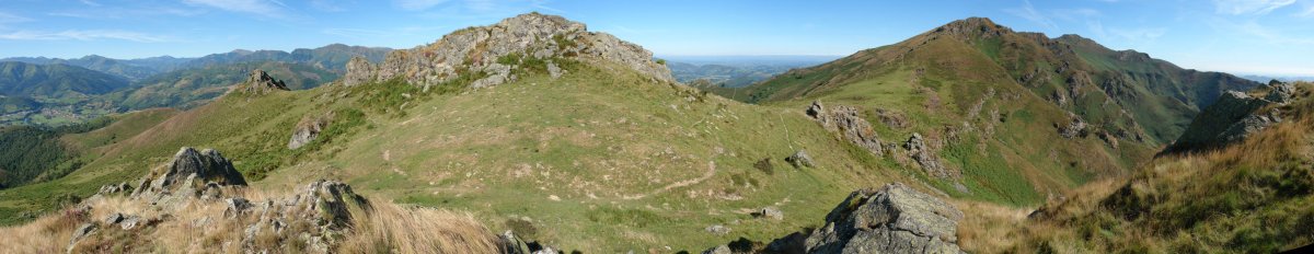 Hegoaldeko muino harritsuetatik ikusita