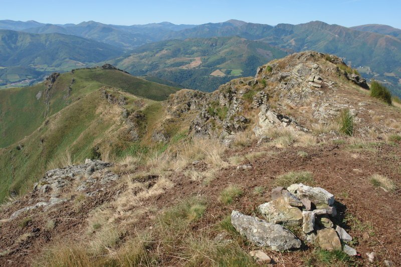 Harri pila bat besterik ez tontorrean