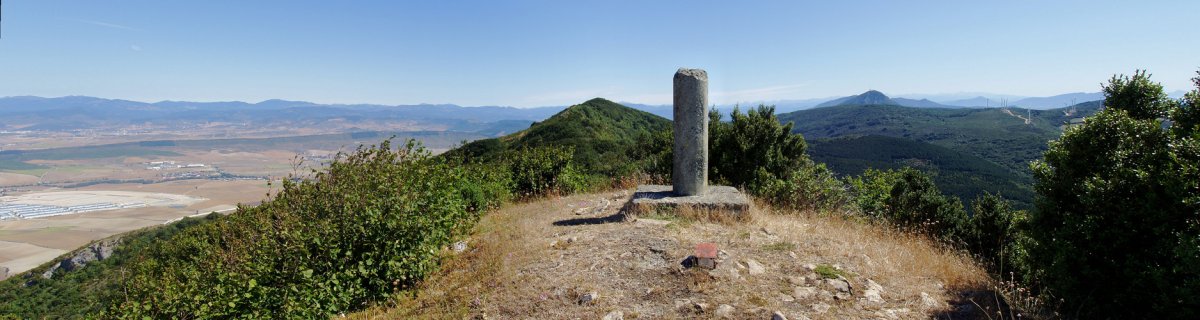 Orraunandiko (Carrascal) gailurra. Atzean, Bagadigorri
