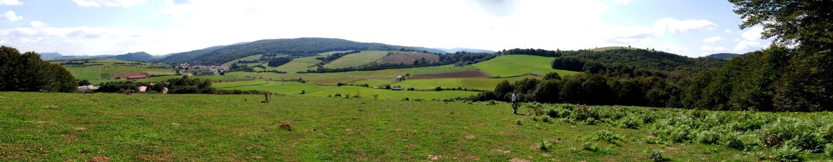 Auritzberri Zobeta mendiaren hegitetatik. Atzean, Berregu