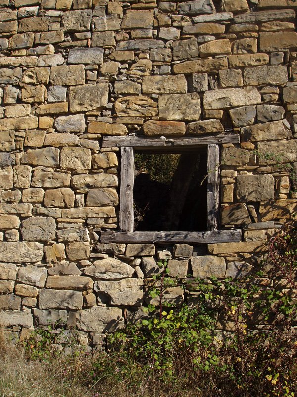 Zerrenkanoko etxe bateko leihoa