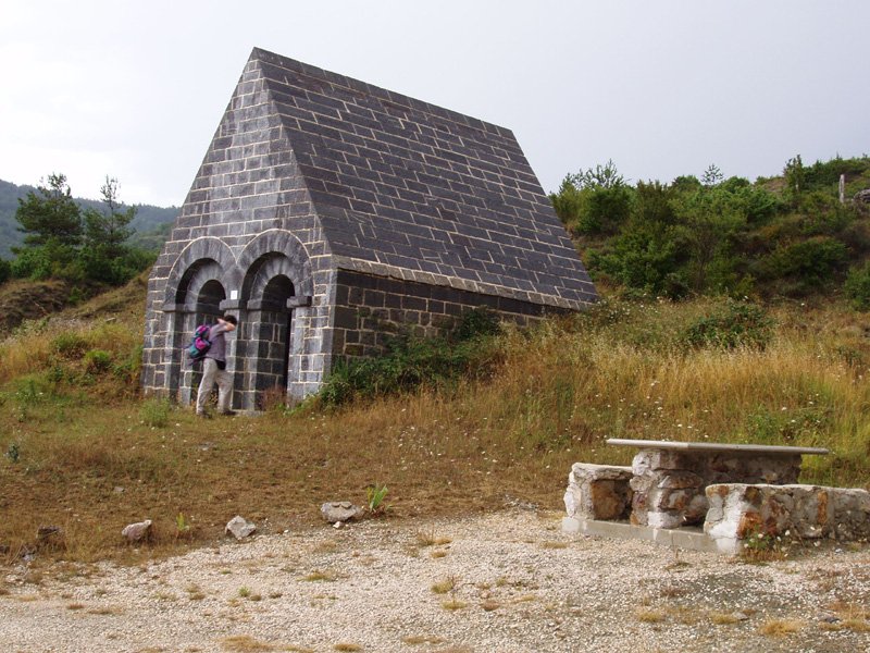 Iturri estalia, Ezkiregi trikuarriaren ondoan