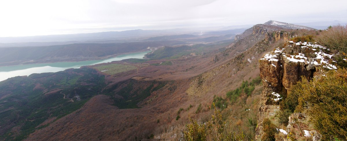 Esako urtegia eta Leireko mendilerroa Osotik