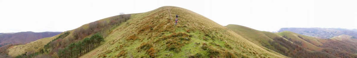 Amonamotzeko kaskora Arlepoko bizkarretik igotzen, iparraldetik