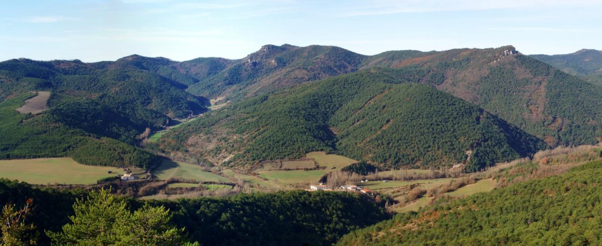 Belokain eta Aginaga Haitza ekialdetik (azpian, Zalba herria)