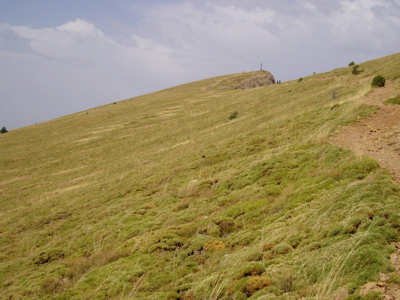 Ekialdetik datorren bidetik ikusita