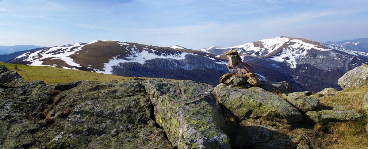 Leitzaratekako gailurra. Atzean Txangoa eta Astobizkar