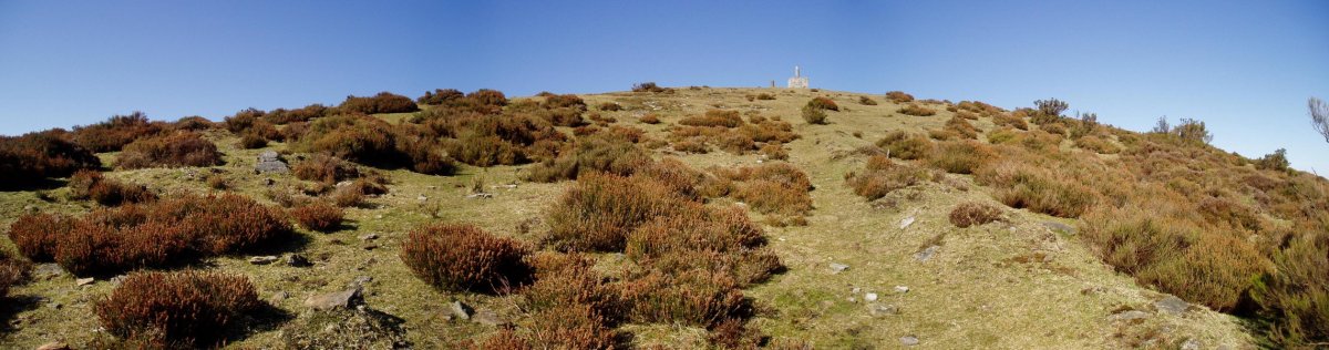 Tontorra, hegoaldetik igotzen den bidetik ikusita