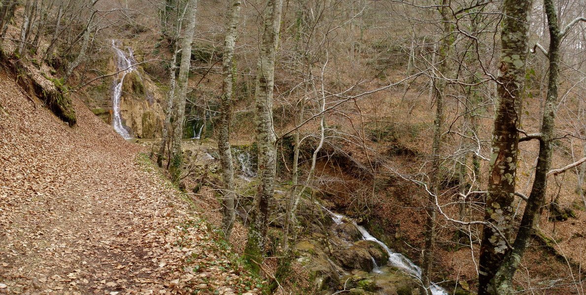 Villabásconesetik Las Pisasera doan bidean dagoen beste ur-jauzi txiki bat, eta inguruak