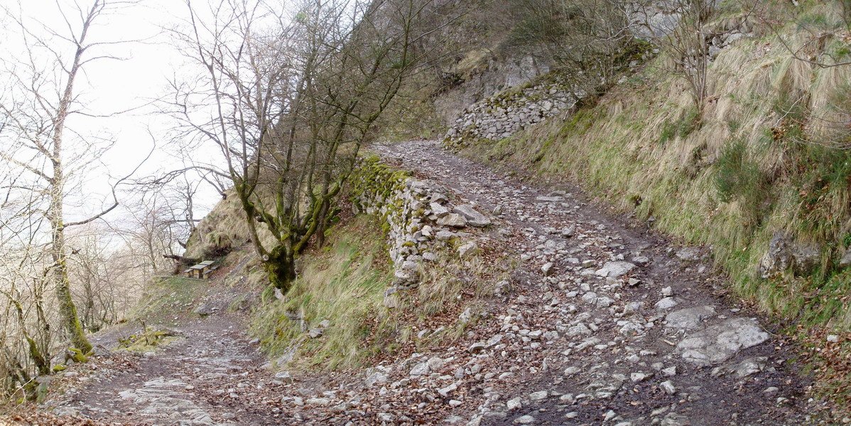 Goldetxoko atakara sigi-saga igotzen den bidearen pasarte bat