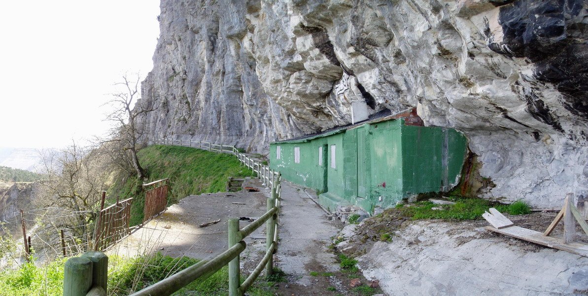 Txoloperen ipar-ekialdeko hormaren oinean dagoen aterpea