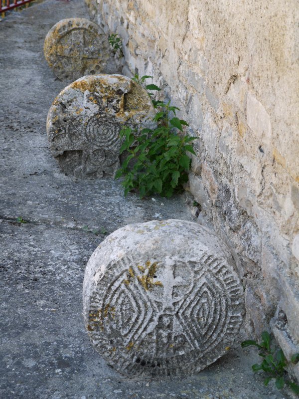 Hilharri landuak elizaren itzalean