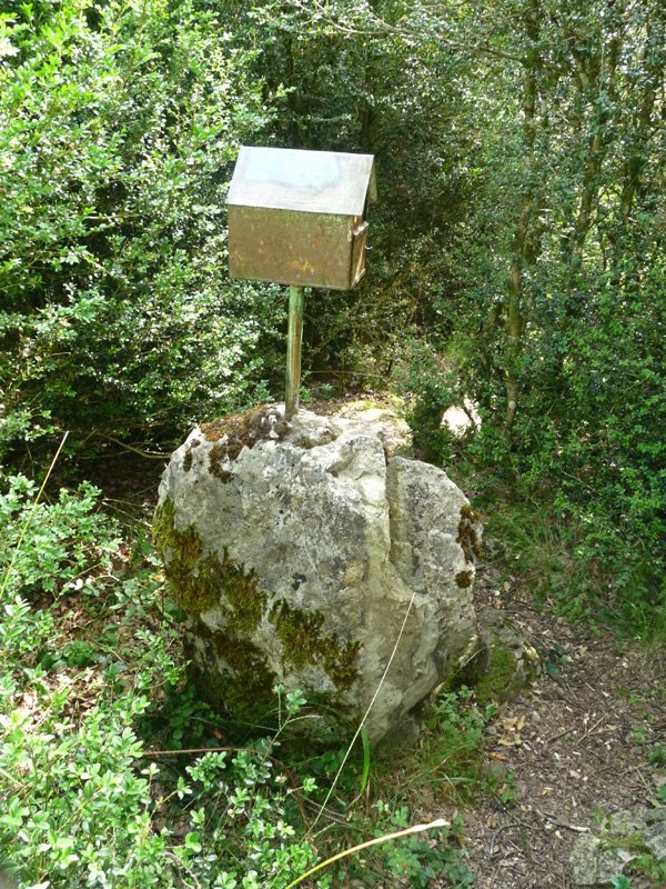 Alixetoko zutarria, buzoia gainean duela