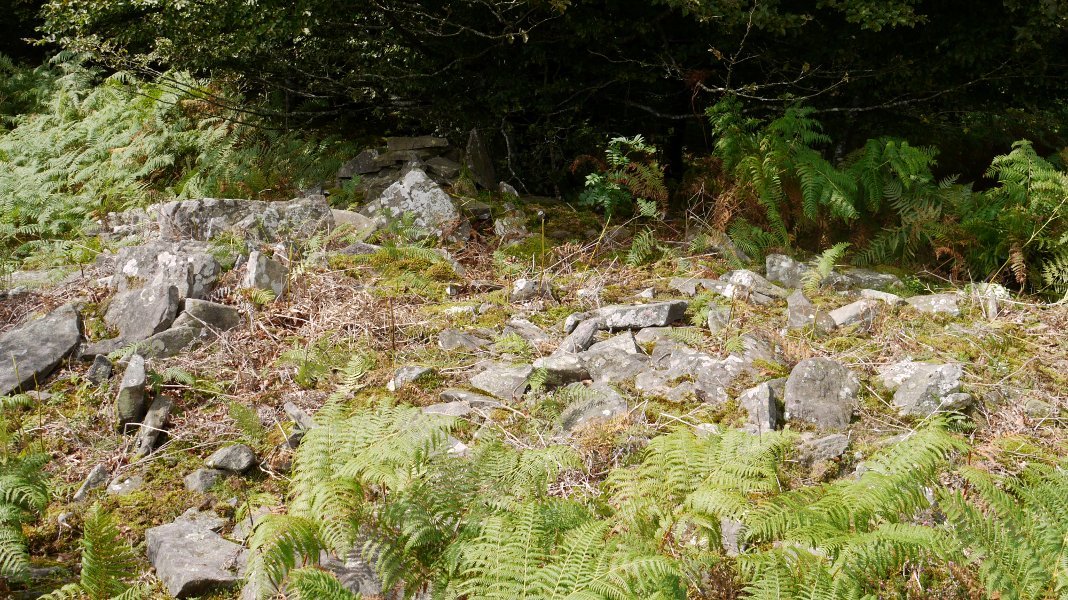 Ezker aldean zutikako arlosak eta eskubian tumuluko harriak