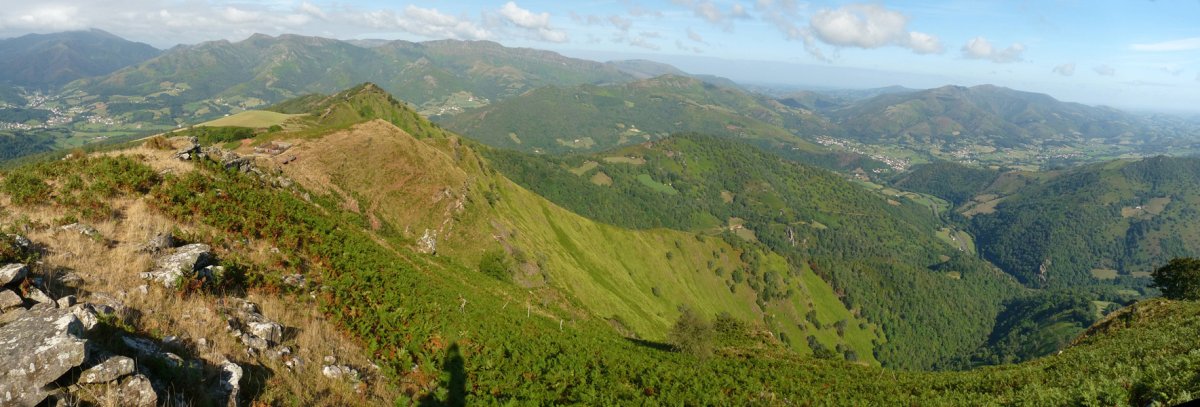 Jarako ipar-mendebaldeko gandorra. Hondoan Iparla, Larla eta Baigura