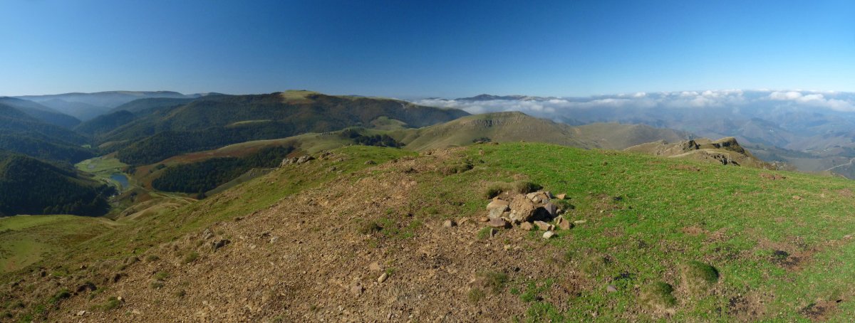 Mendibeleko gailurra. Iratiko etxolak eta Okabe mendia ikusgai