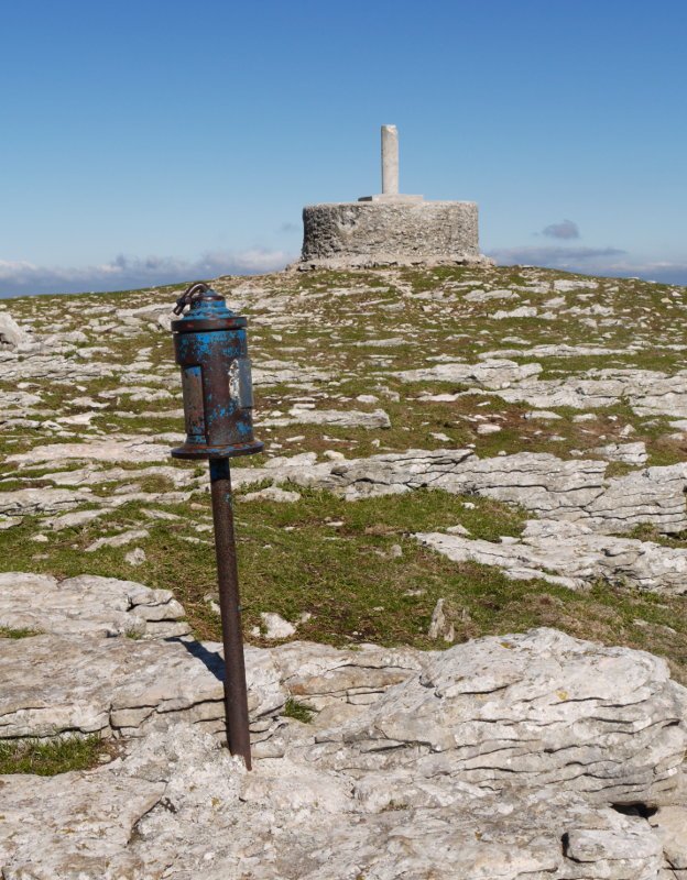Txartelontzia eta erpin geodesikoa