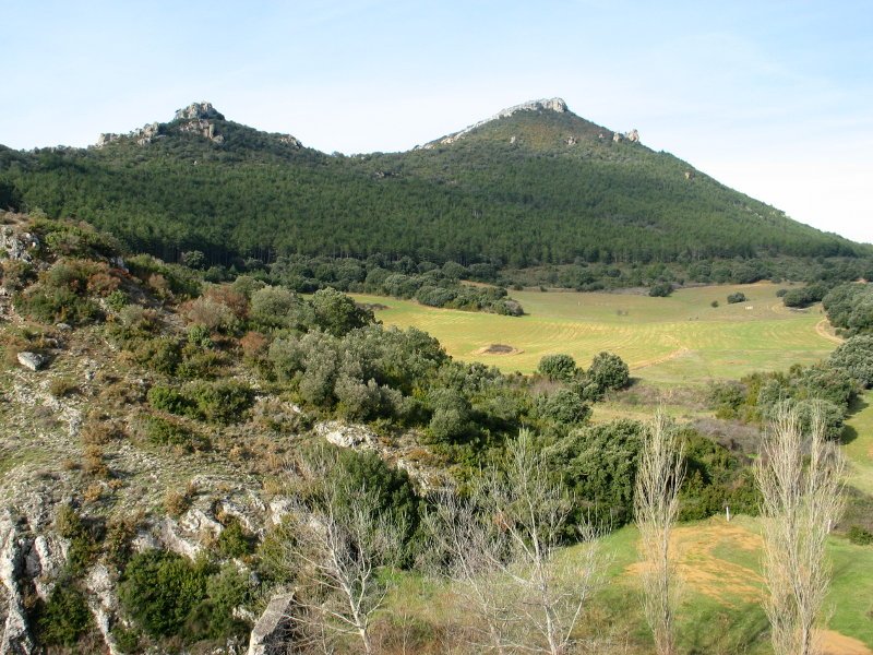 San Bernabe ermita jasotzen duen haitza eta Arluzia