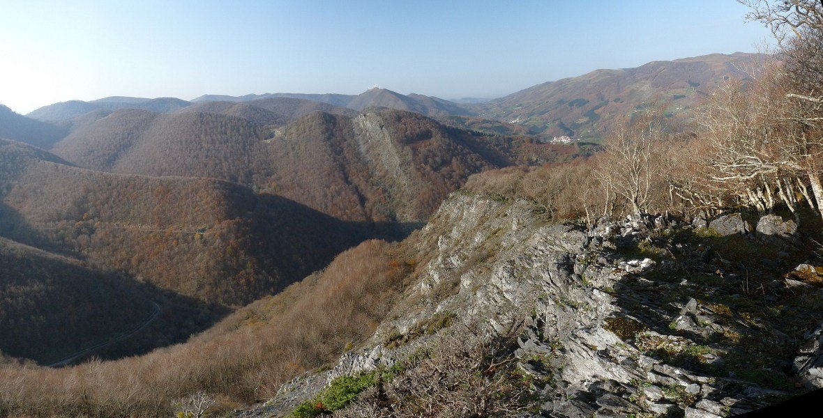 Ekialderantzko ikuspegia: Uztartza eta Artzeleta mendiak