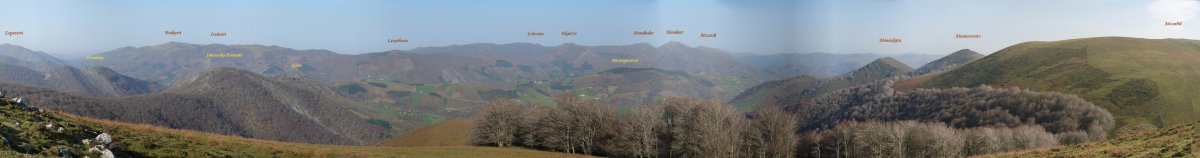 Panorama zabala Malerrekako mendien aldera