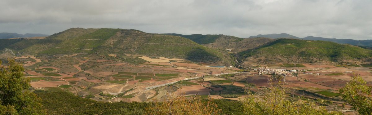 Iguste eta inguruko gainak hegoaldetik. Zirauki herria ere ikusgai