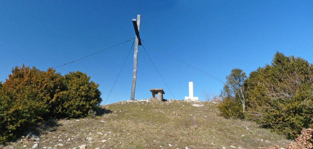 Aldaxurreko gailurreko gurutze, aldare eta erpin geodesikoa