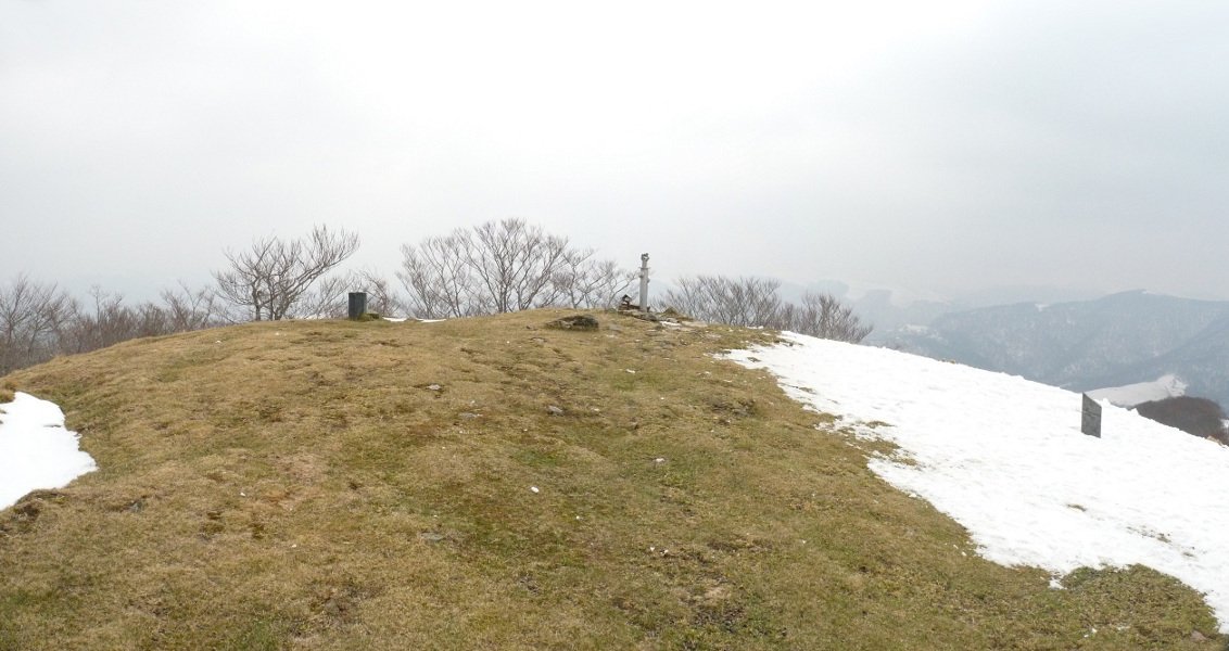 Urepelgo tumulua, mendiko gailur-gailurrean