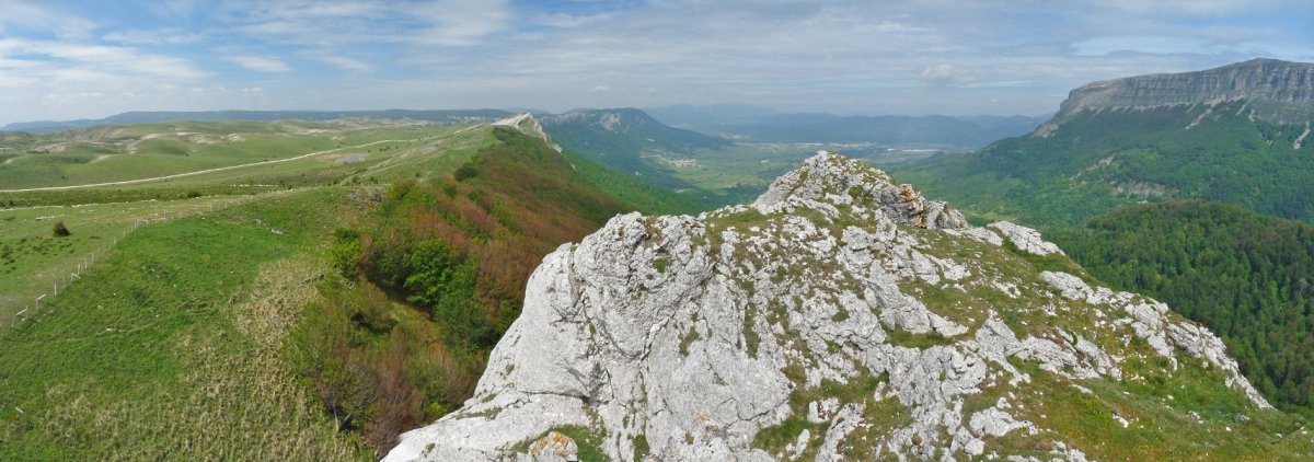 Aitzorrotzeko gailurra. Atzean Usabide eta Beriain