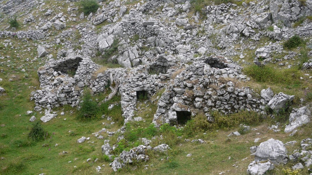 Hiru "arku" HEko bazter batean.