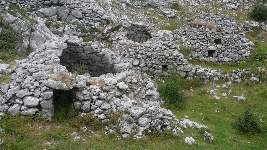 Hiru "arku" HEko bazter batean