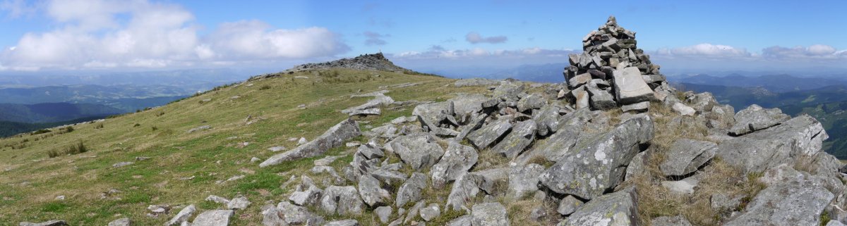 Ekialdeko bizkarreko harripila eta tontorra