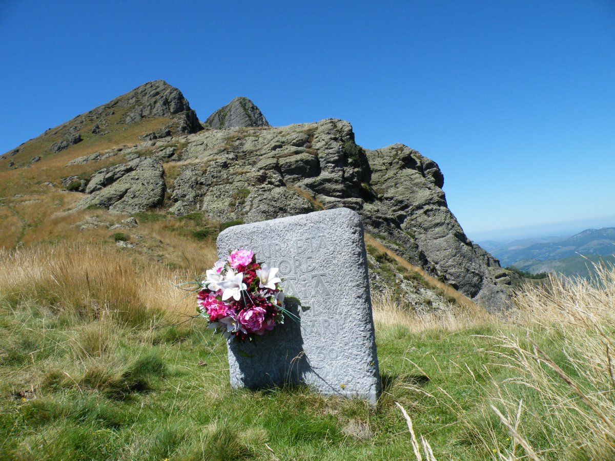 Tontorrerako bidean dagoen oroitarria