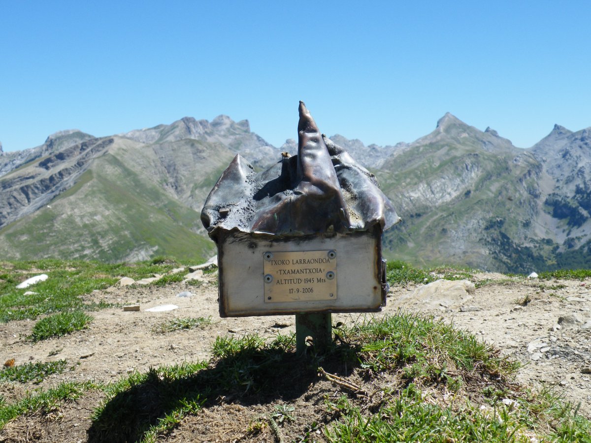 Buzoia eta mendi ezagun asko atzean.