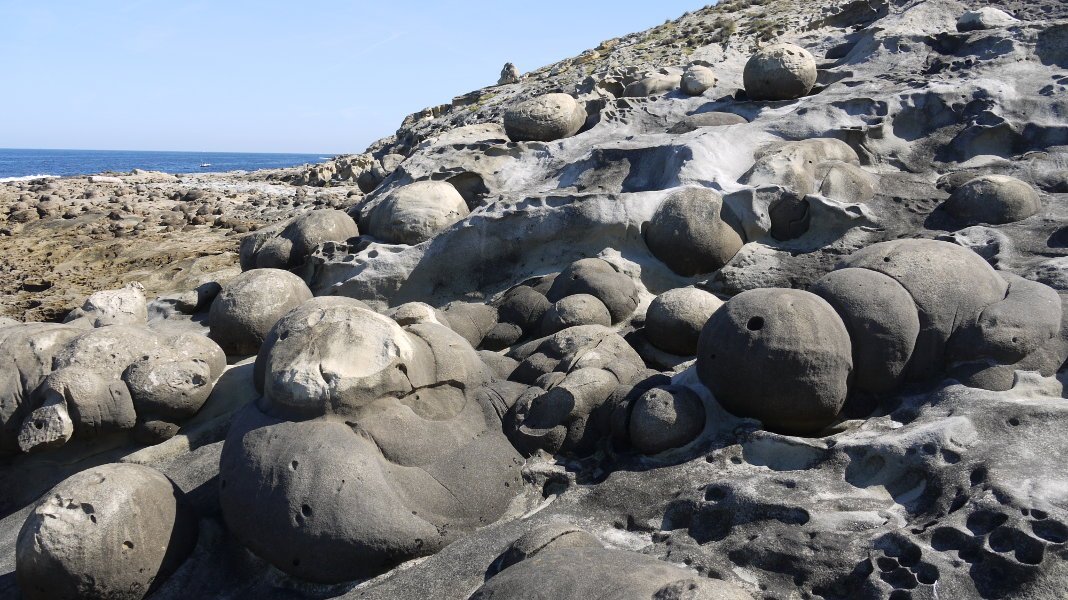 Harri borobilez osatutako paisaia