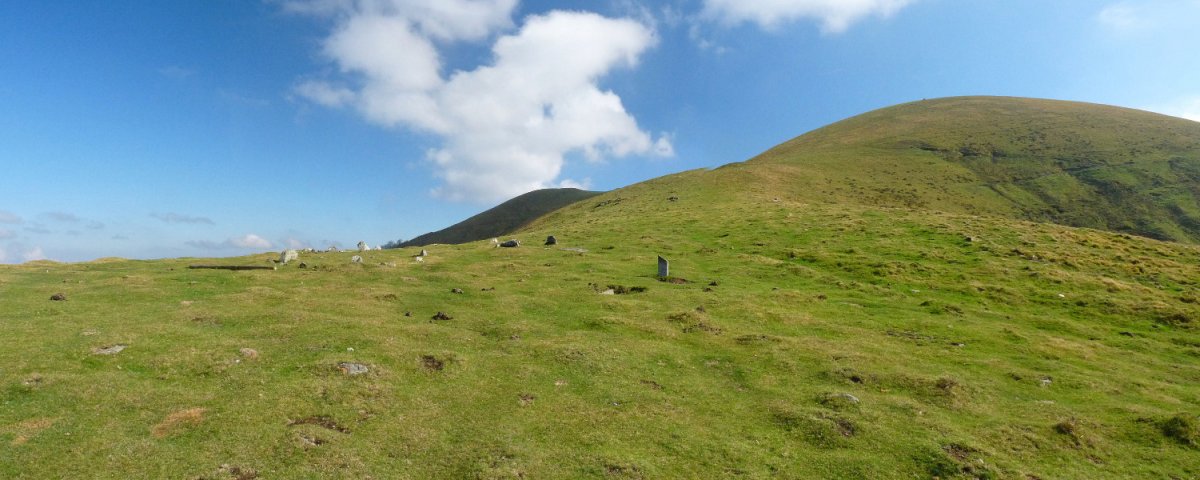 Arramaletako harrespilak. Atzean, Mendibila