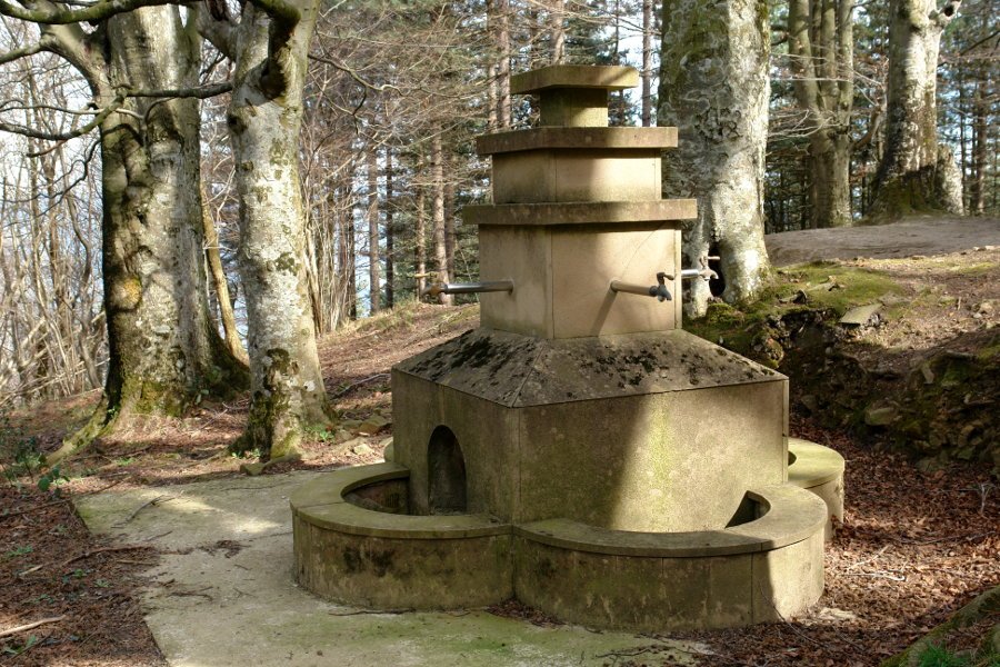 Iturri dotorea, Santa Barbara ermitaren aldamenean