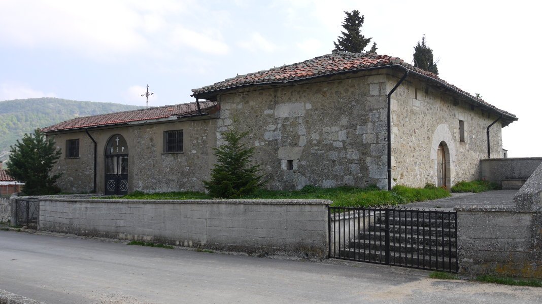 Ermita, hilerria aldamenean duela