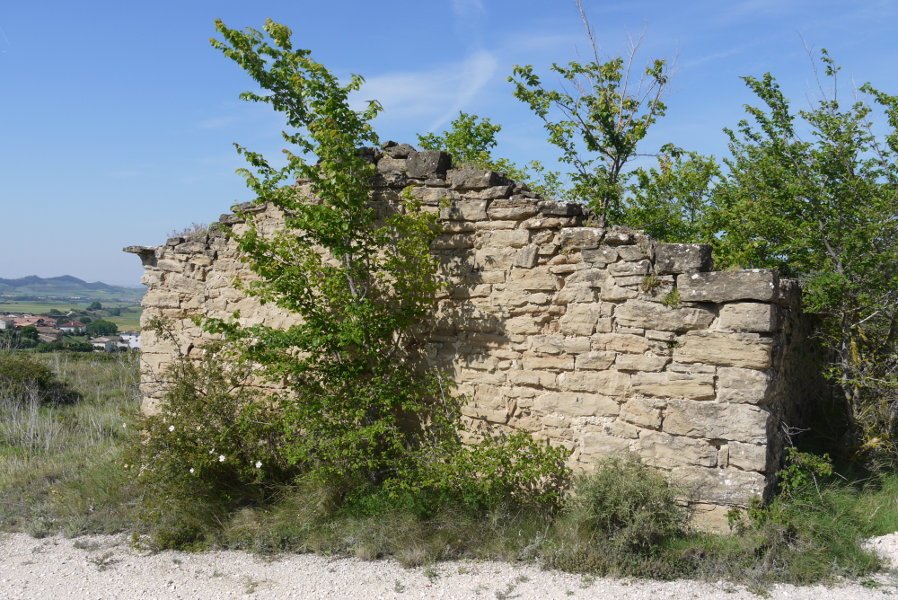 Santa Zezilia ermitaren hondakinak Legarda aldean