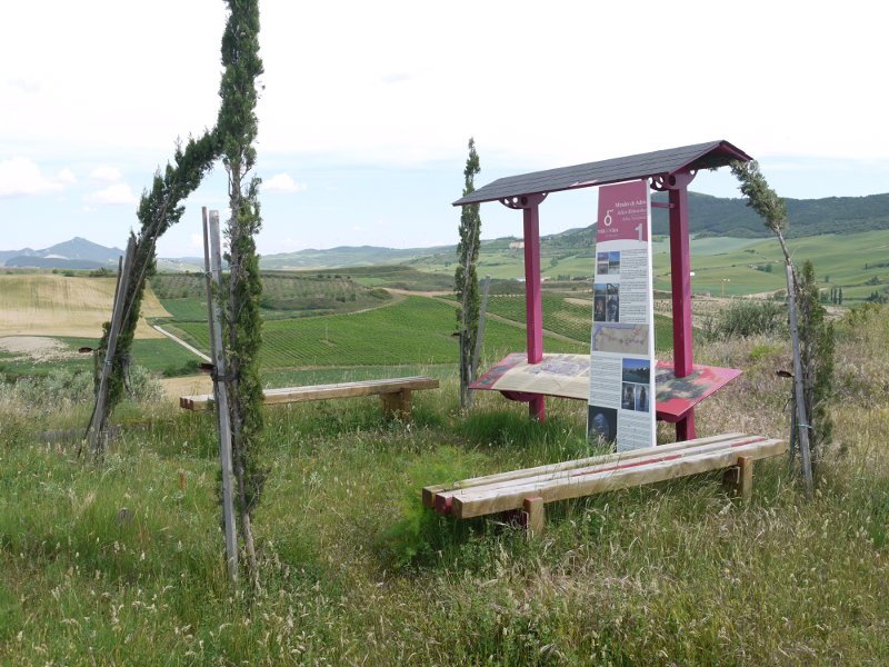 Adios aldeko begiratokia dauka aldamenean