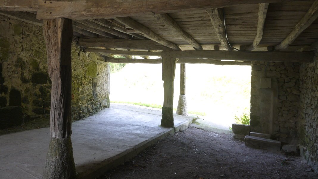 Zurezko zutabeak harrizko oinarrien gainean