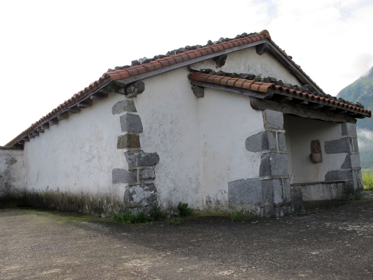 Santa Krutz ermita Abaltzisketako hilerrian