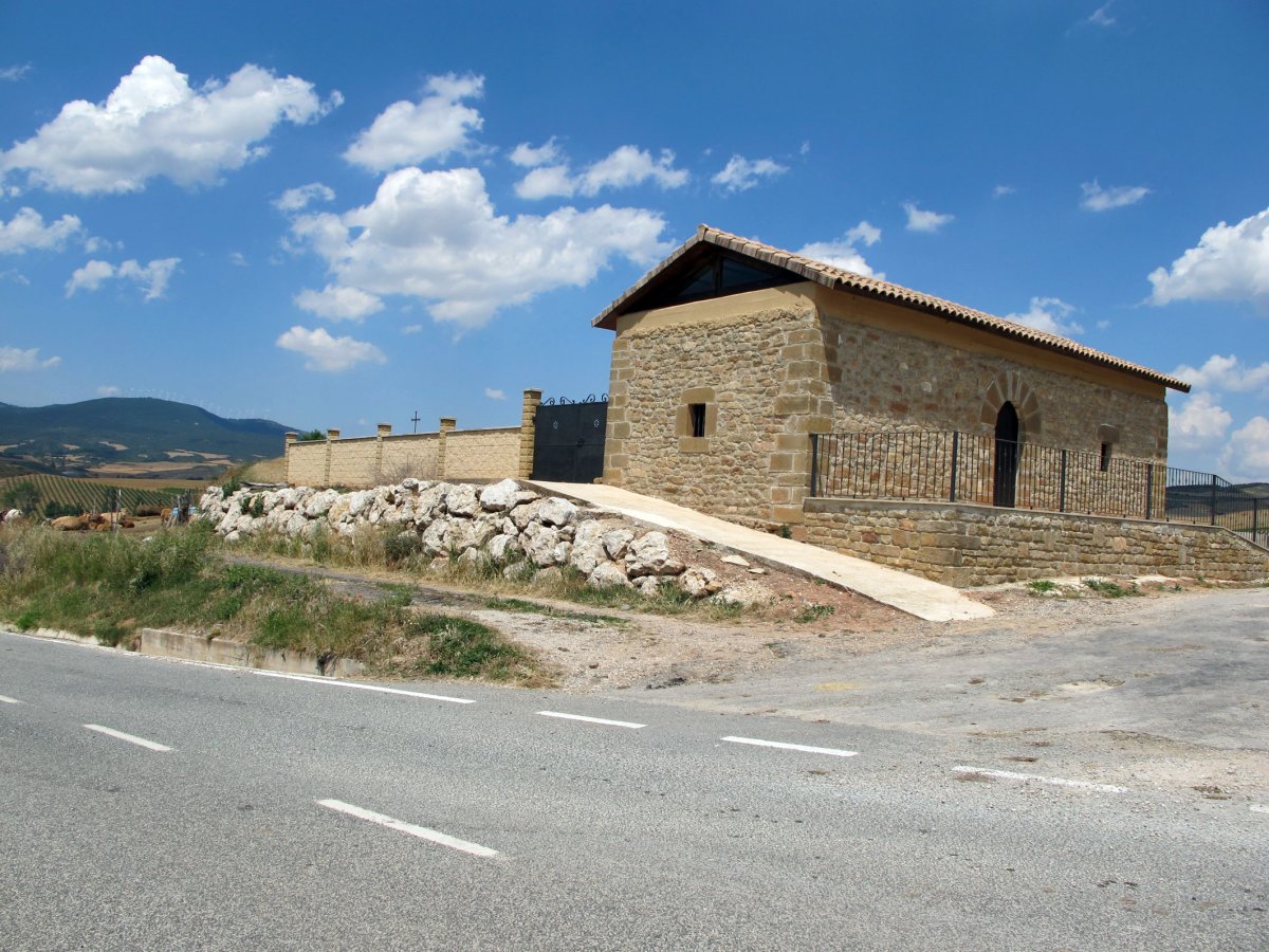 San Nikolas ermita Tirapu aldean