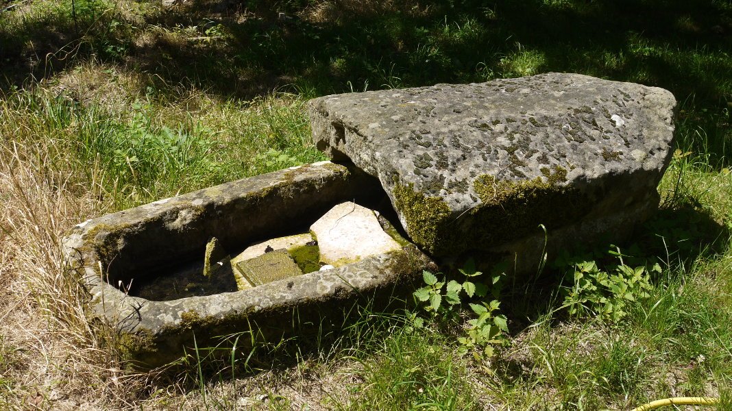 Harrizko hilobia ermitaren aldamenean