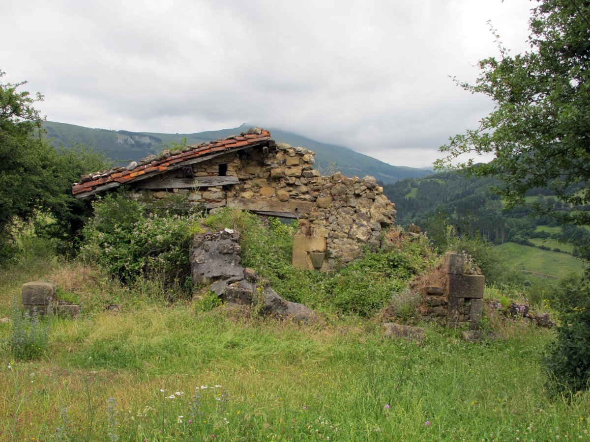 Andra Mari ermitaren aztarnak Araotz auzoan