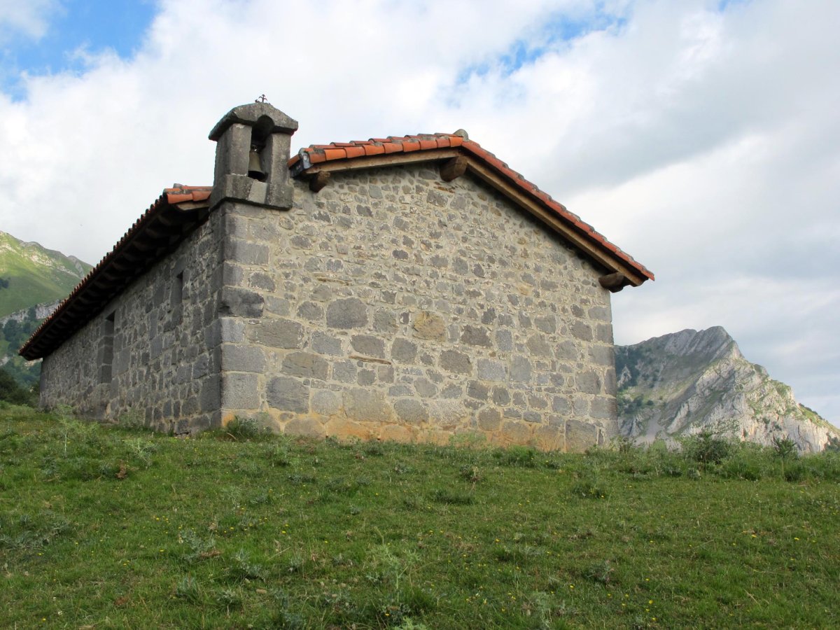 Santa Krutz ermita Intza aldean