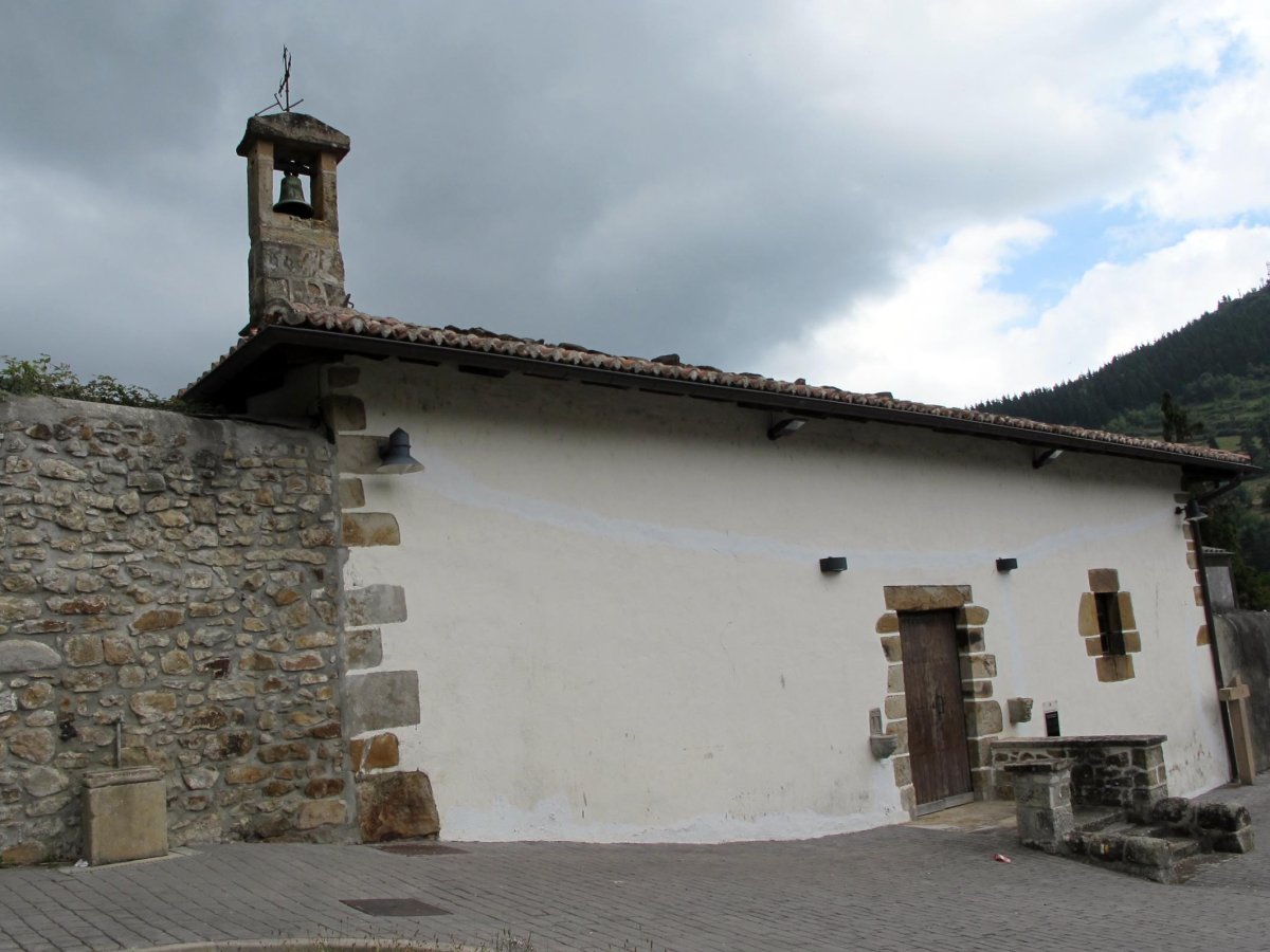 San Bartolome ermita Zegamako hilerrian
