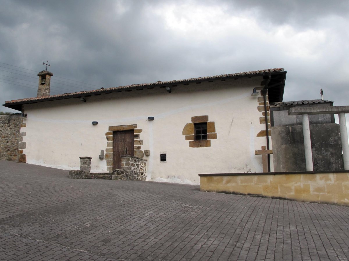 San Bartolome ermita Zegamako hilerrian