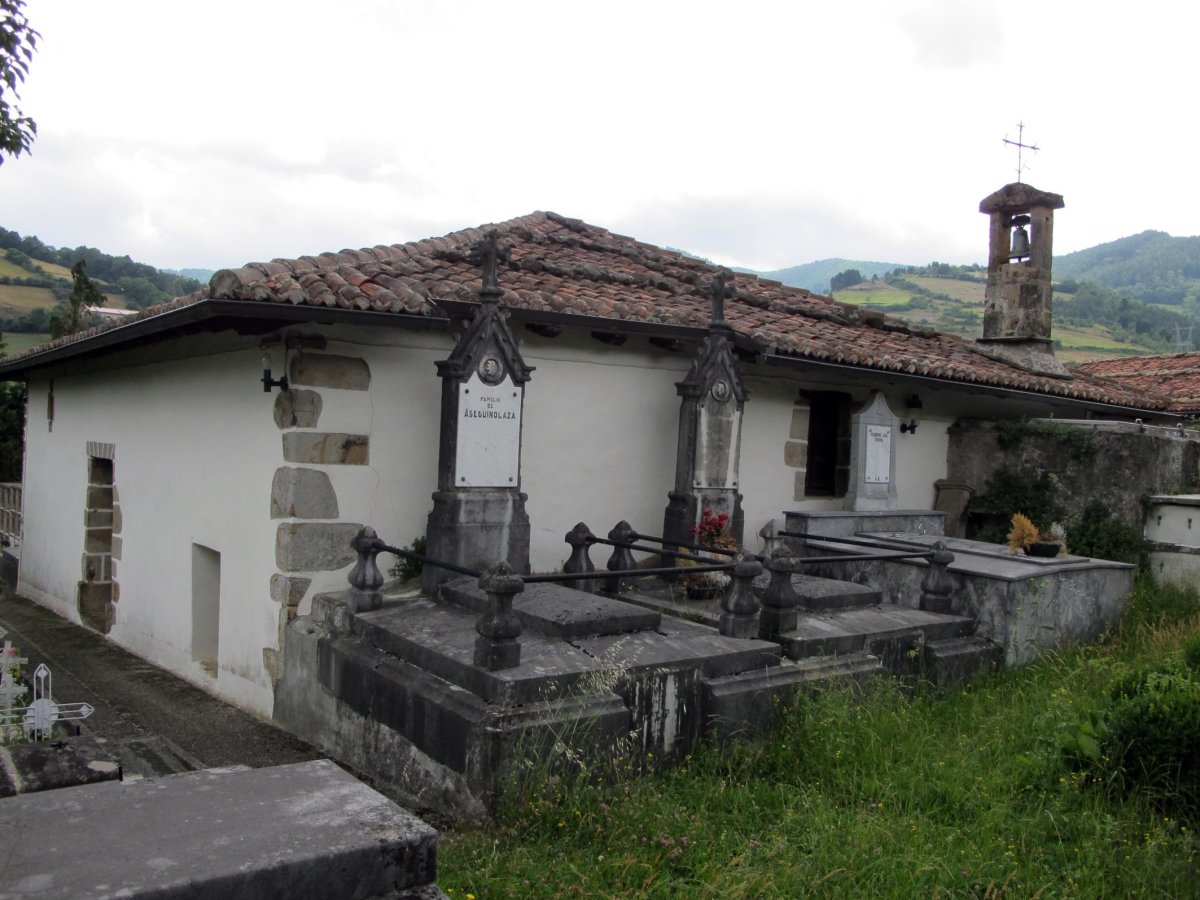 San Bartolome ermita Zegamako hilerrian