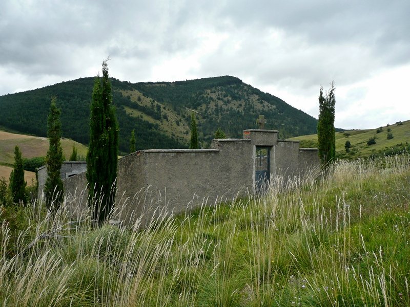 Aristregiko Hilerria. Atzean,Eltxumendi